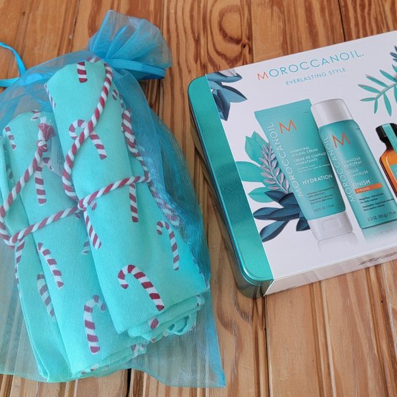 - Moroccanoil - Set of Three Hair Treatments plus Christmas Bags - Picture 2 of 4
